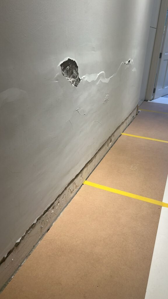 Loslatend stucwerk in bedrijfspand Amsterdam