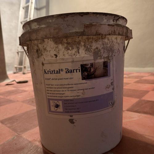 Kriztal Barri voor kim van de kelder waterdicht maken.